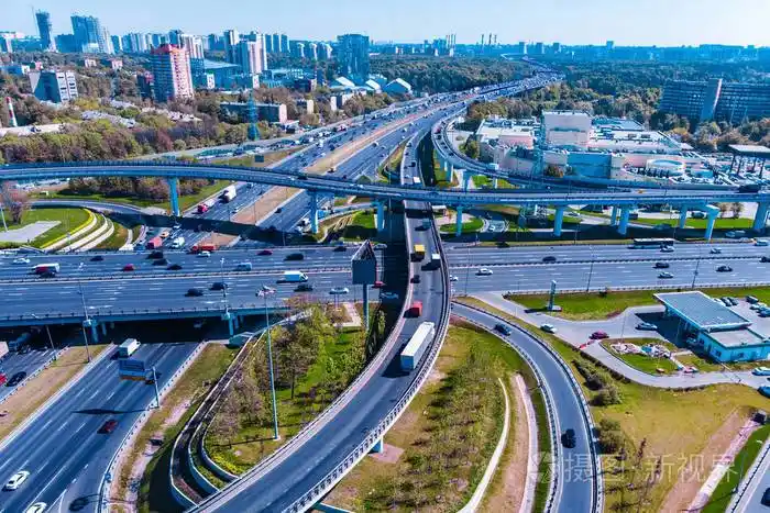 高速公路交叉口的鸟瞰图大城市的路口