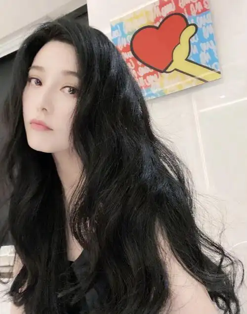 40岁范冰冰再晒自拍大波浪卷发风情万种美回出事前