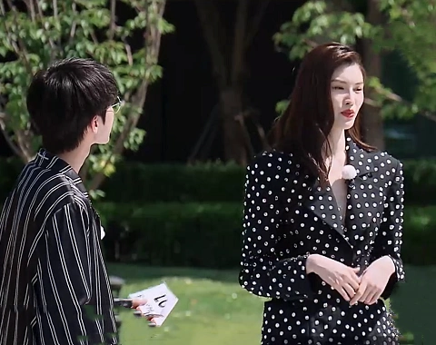 叫何穗太见外,叫何姐又显年纪,听到蔡徐坤的叫法:学到了