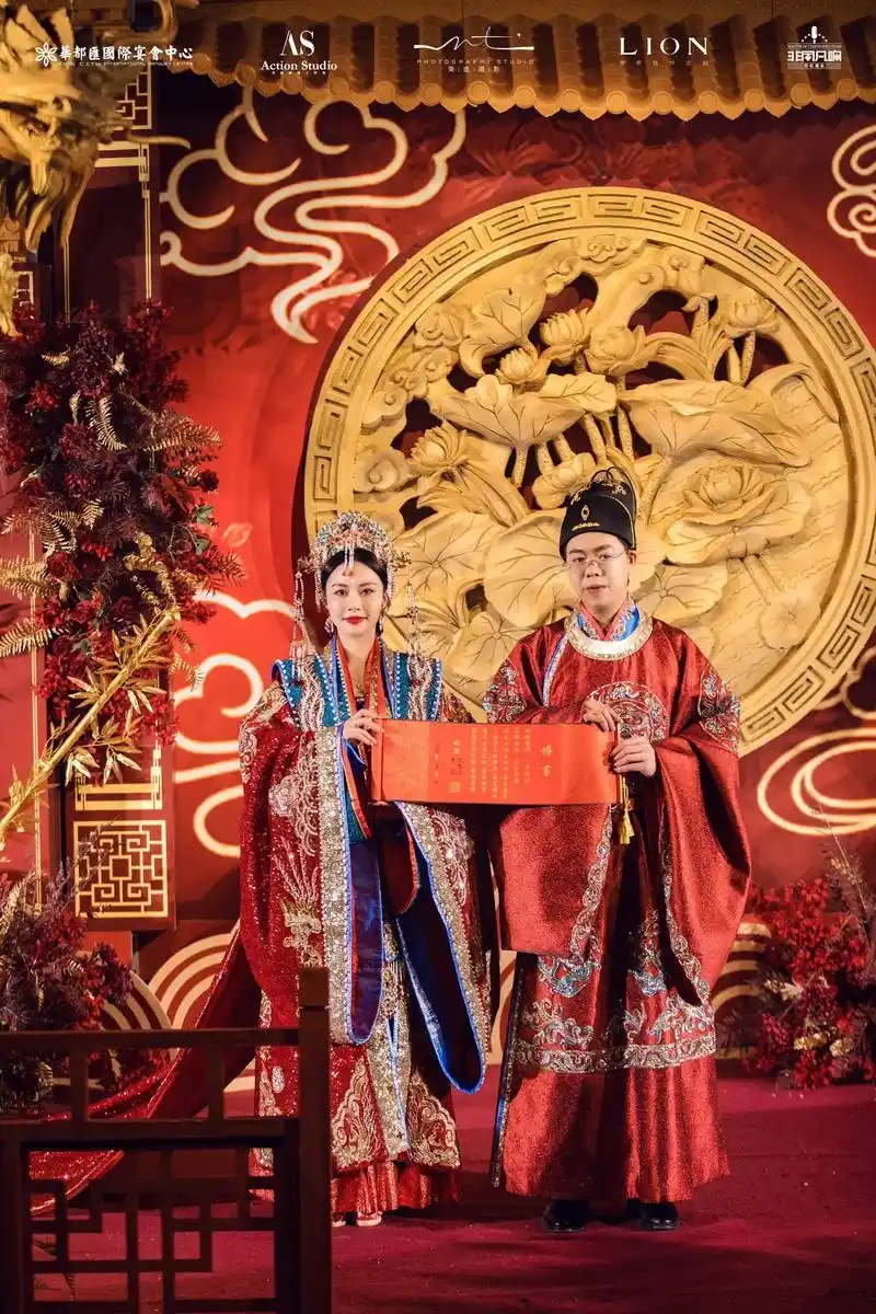 总有一些新人对红色中式婚礼有着莫名的喜爱与执着,梦 - 抖音