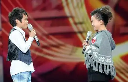 秦学士在2011年4月的时候与同为袖珍人的内蒙古姑娘朱洁,举行了婚礼