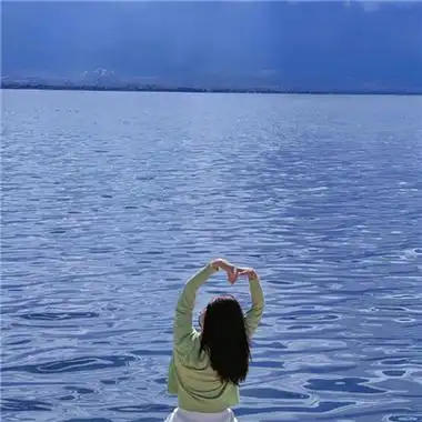 高清好看的蓝色系海边唯美女头图片 最新优质氛围感气质女头像