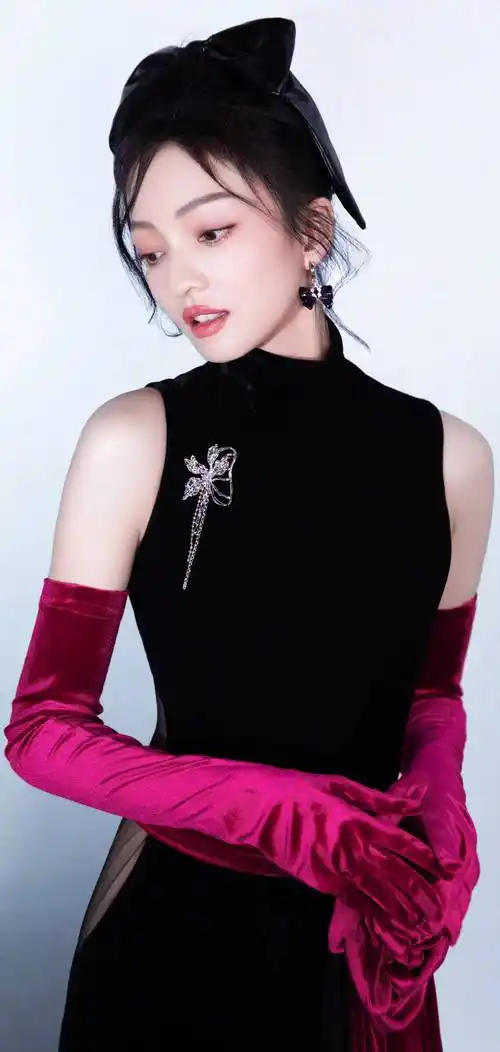 张韶涵在演唱会上的视频引发网友热议_保养_形象_外貌