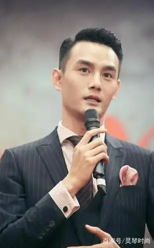 王凯一袭白色西装儒雅绅士,一不小心露出1米8大长腿的超抢镜