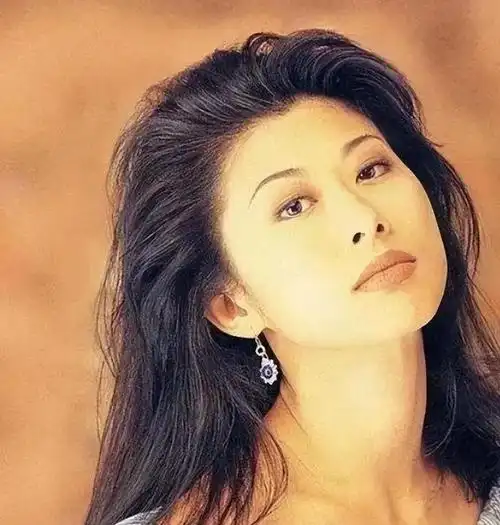 叶倩文嫁给大14岁的林子祥结婚28年无儿无女61岁已经白头