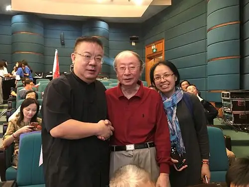 校友与王耀发老教授合影