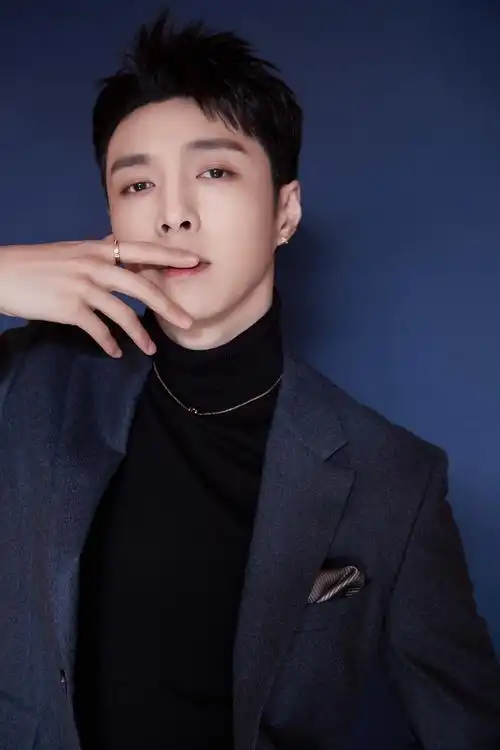 张艺兴出席活动变身"钢琴王子" 解锁两刊封面时尚表现力不俗