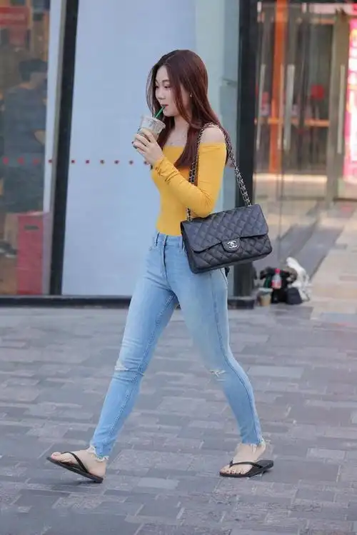 路人街拍,靓女搭配黑色的中袖上衣,尽显清新唯美的女人味