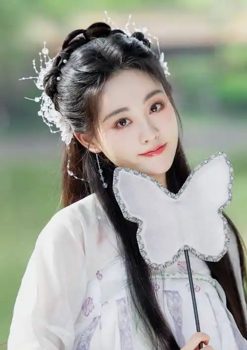 祝绪丹白色汉服仙气飘飘优雅写真_美得_花朵_一颦一笑