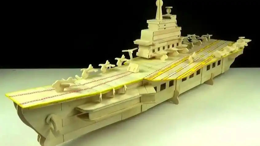 手工牛人用雪糕棒制作航空母舰模型完成后果然高端霸气奇趣折纸这样