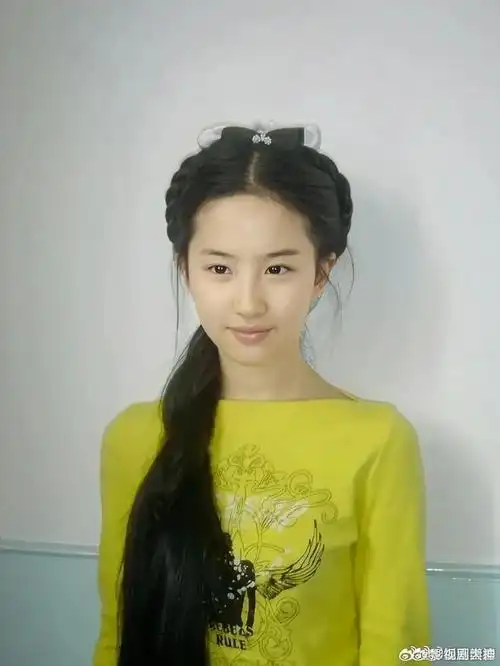 刘亦菲18岁时的纯素颜照,皮肤真的非常好～难怪不少人说当年看小龙女