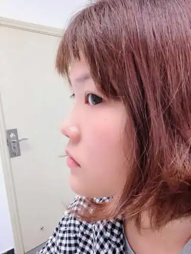 侧脸又平又丑,脸颊特别大,平时没有表情的时候总是被人说凶巴巴,苦兮