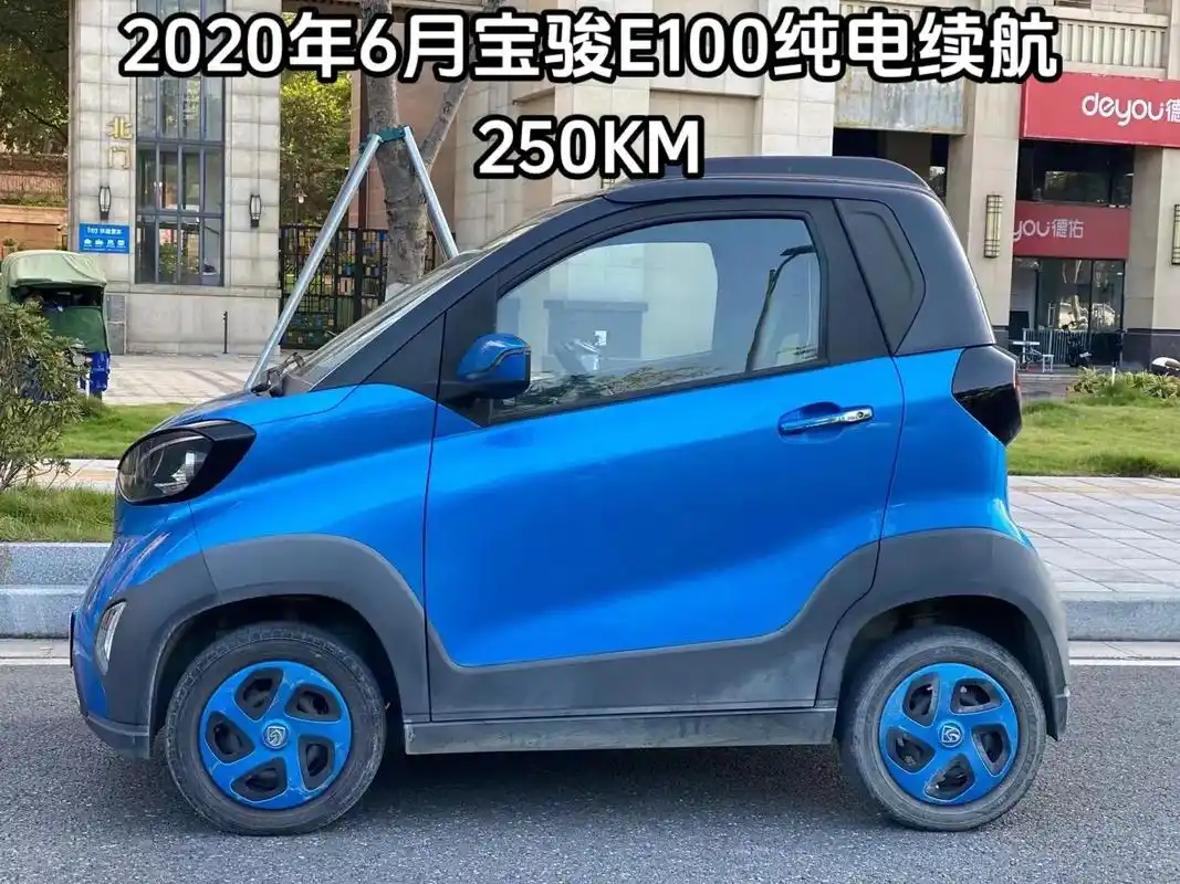 2020年6月宝骏e100纯电续航250km 多功能方向盘 高清导航 倒车影像 配