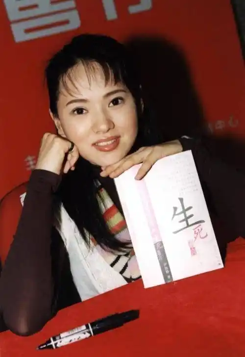 这时在家带孩子的伊能静出版了他的新书《生死遗言》,《生生世世》.