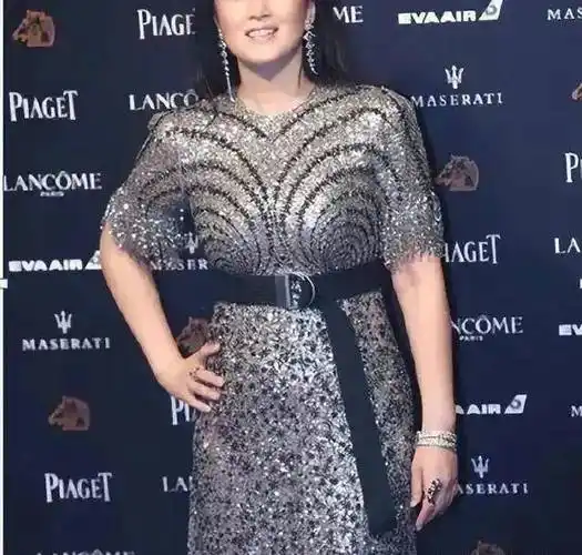 巩俐近年来逐渐淡出荧幕,专注于家庭生活,或许这也是她身材走样的原因