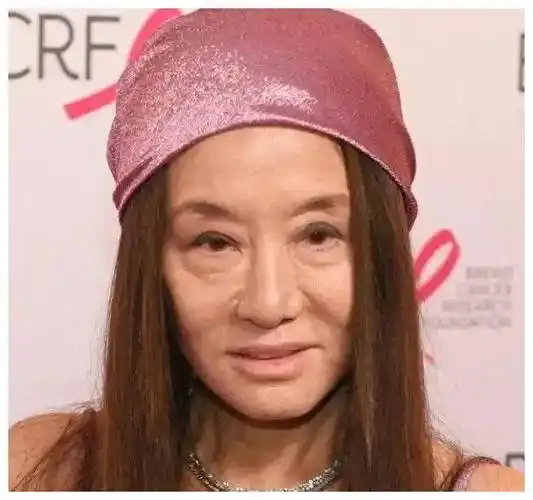 卸妆后的刘晓庆,满脸皱纹,皮肤松弛,展现出她真实的年龄.