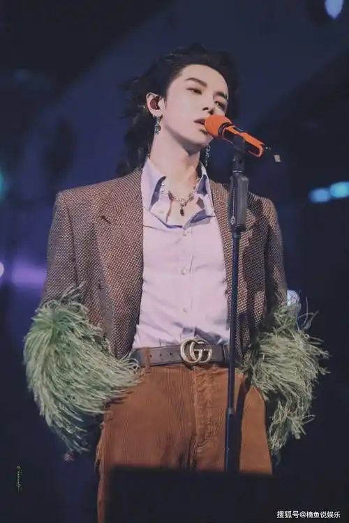 不得不说,华晨宇真的太会玩了,一个男生留着长发也能帅成这样,此次染