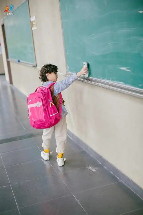 背卡拉羊书包的小学生
