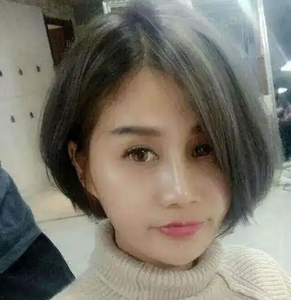 波波头类的发型最显脸小,额头宽中发,额头窄偏分,这还要看发际线的