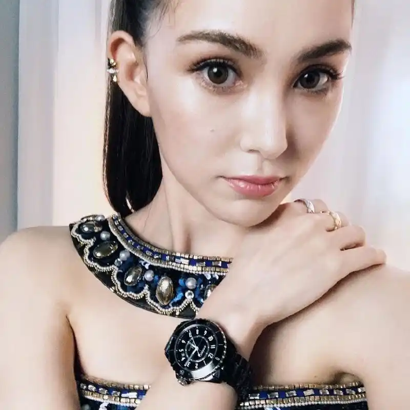 昆凌穿露肩衣配高马尾黑色紧身裤冷酷性感