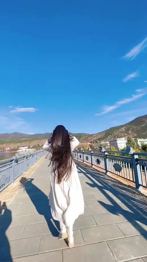 颜值不够头发来凑背影杀长发dou小助手