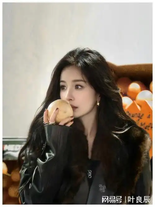 霸气女王杨幂私下变软妹网友争议两面女王真颜出道