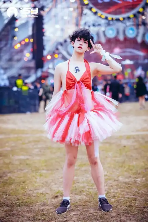 男生穿裙子去音乐节遭殴打