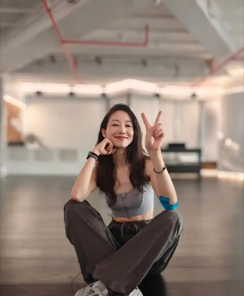 韩雪,身穿运动健身服,好瘦好美,原来明星拍照也喜欢比"耶",被美到了