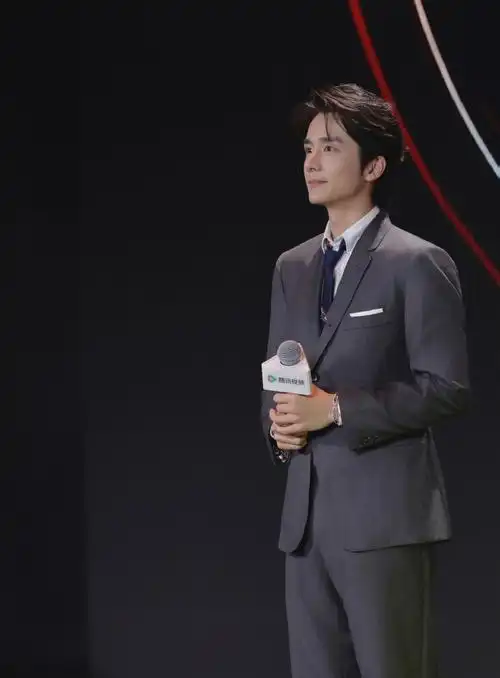 张新成精英人士具象化##张新成灰色西装##鹅剧派对