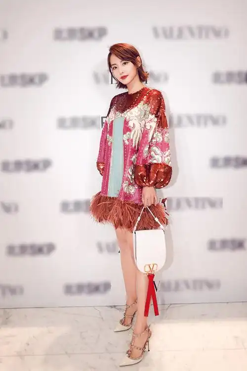 是短裙,不是一般女生都能有超模的身材条件,虽然张嘉倪身高不及奚梦瑶