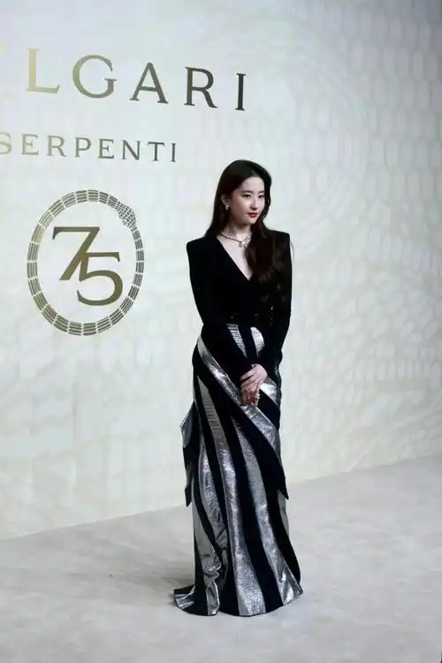 刘亦菲出席活动穿一条黑色深v条纹裙美得优雅大气