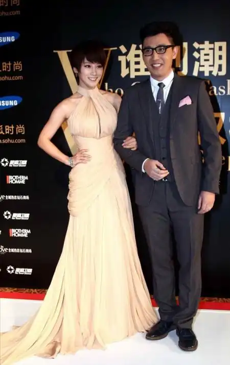 谢楠和吴京同框显年龄差,锡纸衬衫穿出潮流感,风格不同却显恩爱