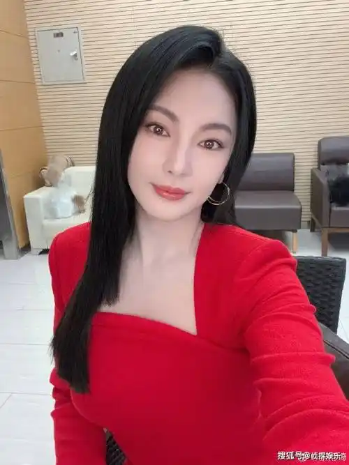 36岁张雨绮好耿直大方晒出腰间赘肉手捏游泳圈超接地气