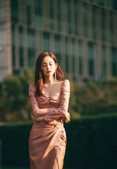 古力娜扎粉色皮裙实力圈粉,绝美锁骨与小蛮腰实力抢镜,爱了爱了_心形