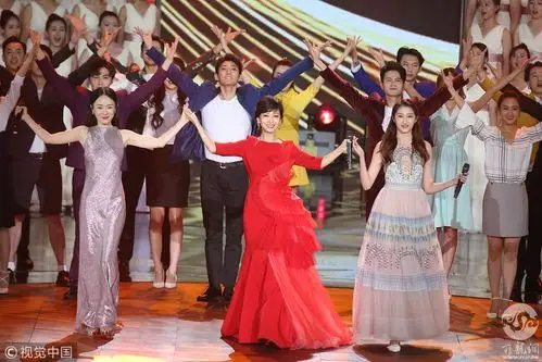 赵雅芝霍思燕关晓彤同台 为北影节献唱