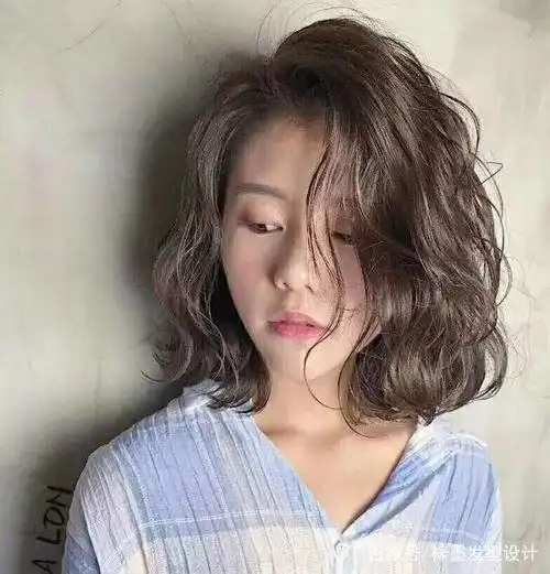 中发发型参考,精选中发烫发发型,更具优雅知性的感觉