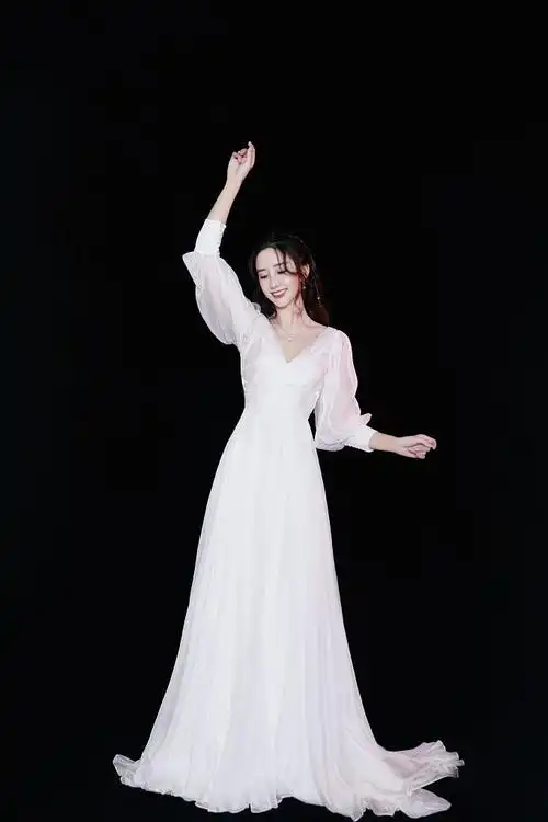 陈欣予一袭白裙拍写真素雅迷人身姿婀娜翩跹起舞似出尘仙子