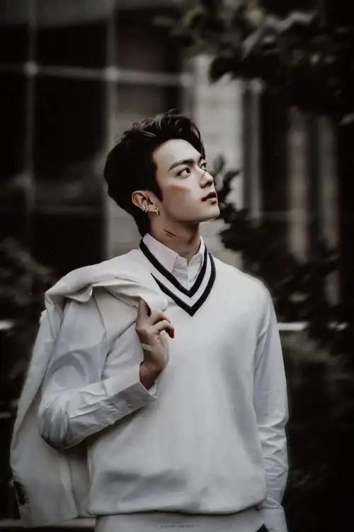 能不能发几张许凯的照片当壁纸的那种最近特别迷他