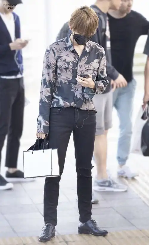 边伯贤穿皮鞋走过的机场真是深得我心