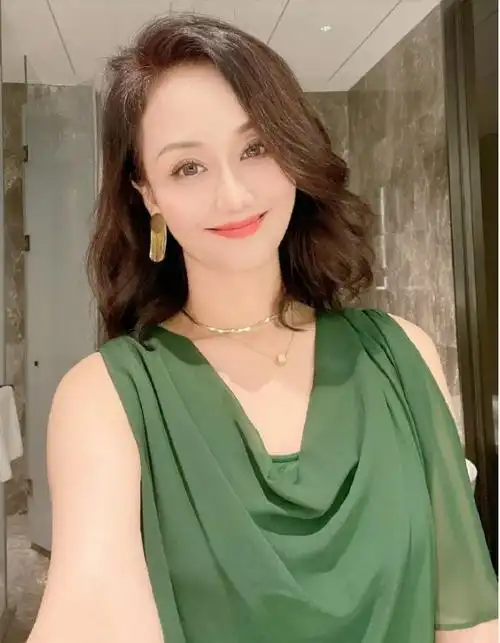 "妈妈专业户"李颖,55岁,状态身材不输年轻小姑娘,怎么做到的