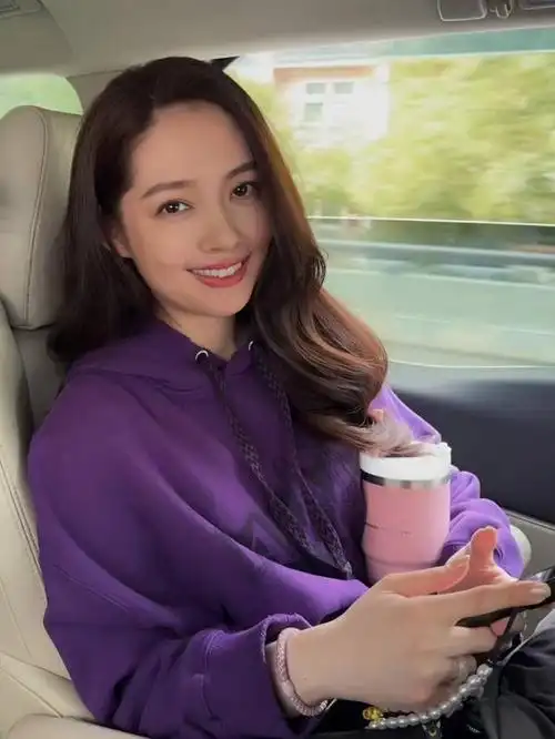 在2人组中,尚雯婕与蔡诗芸合作演唱陈粒的《虚拟》,尚雯婕的唱功很