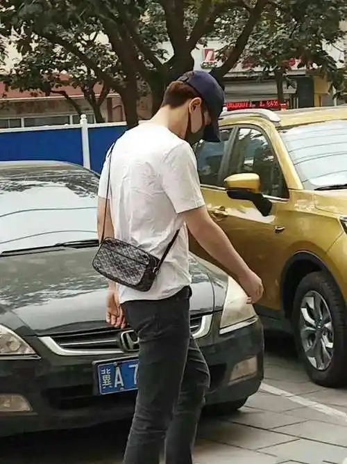 邓伦石家庄被偶遇,身上背的包包抢镜了:这不是杨紫送的吗!