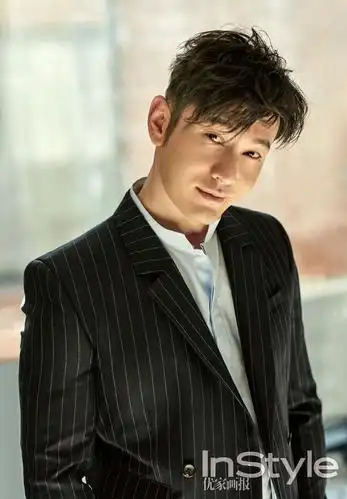 黄晓明登封面大片笑容和煦