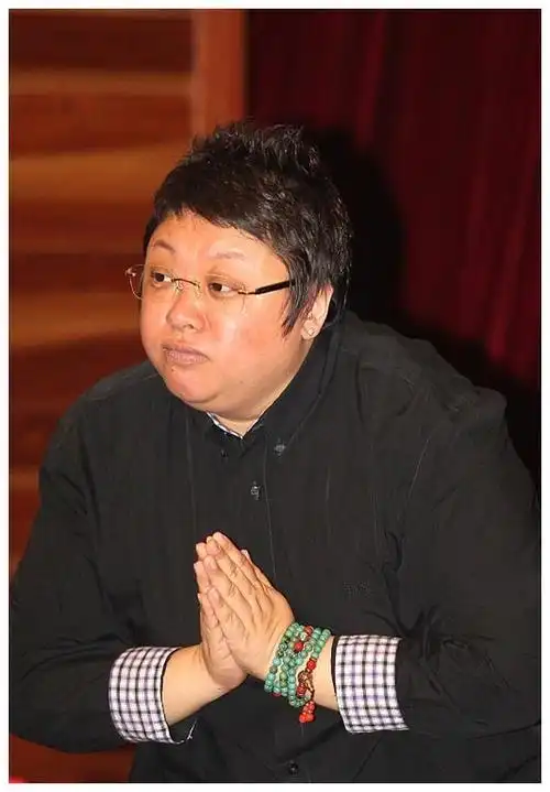 当天与韩红老师一起出行的工作人员有男有女,看来是团队集体出动,遇到