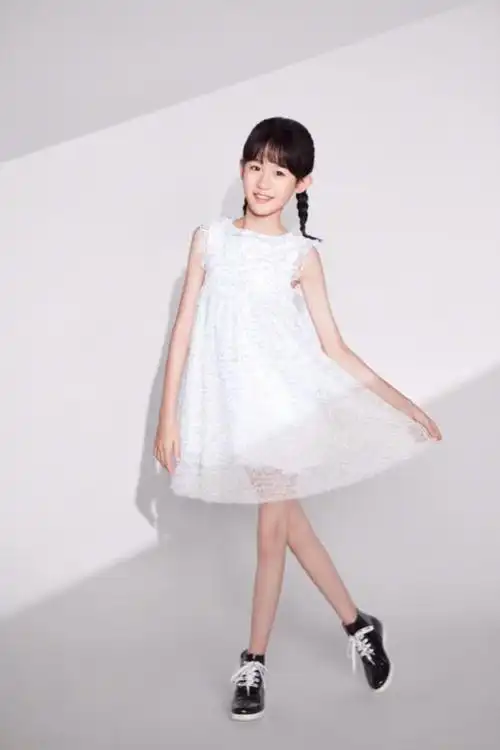 鲍蕾晒女儿陆雨萱,11岁的贝儿一副大长腿超吸睛,网友秒赞腿精