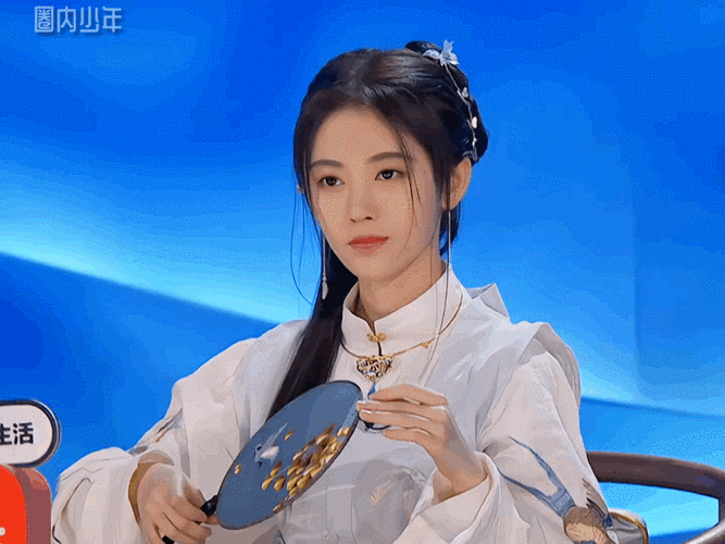 鞠婧祎古风造型好美,转扇子的小鞠气质优雅大方,美翻了!