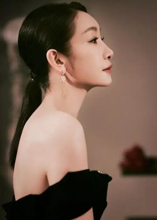 静谧中不失优雅,秦海璐的每一个动作都充满了魅力和韵味.