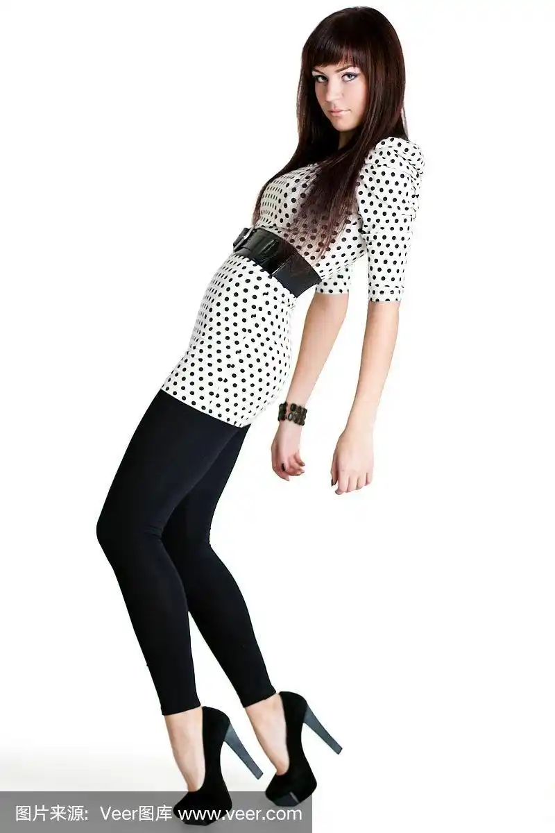 穿着高跟鞋踮着脚尖的女人