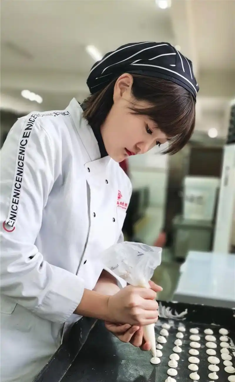 力量①徐州技师学院国家奖学金获得者胡一彤用心烹饪面点用拼苦练技能