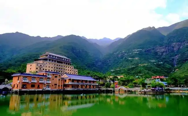 特价299奢享海丰莲花山温泉鸡鸣寺祈福2天